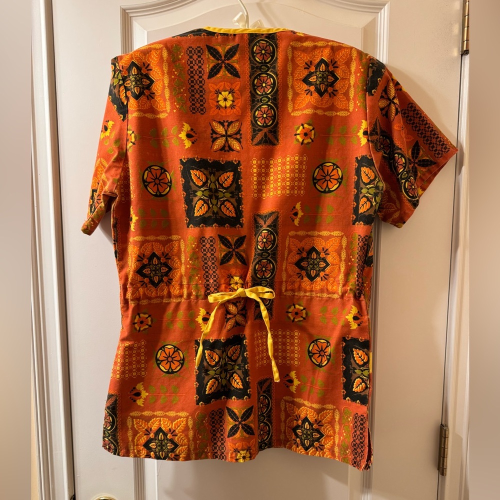 Scrub Top Orange Patterned Size XS - Picture 5 of 9